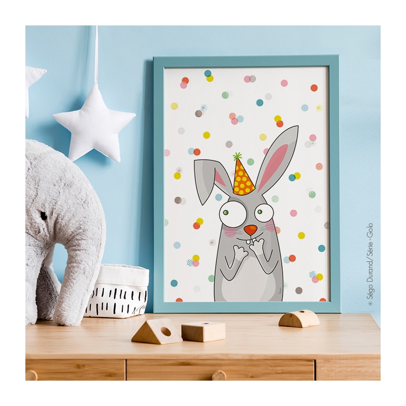 Affiche lapin posée sur un meuble pour une déco réussie. vendue sans cadre. affiche animaux chambre bébé.